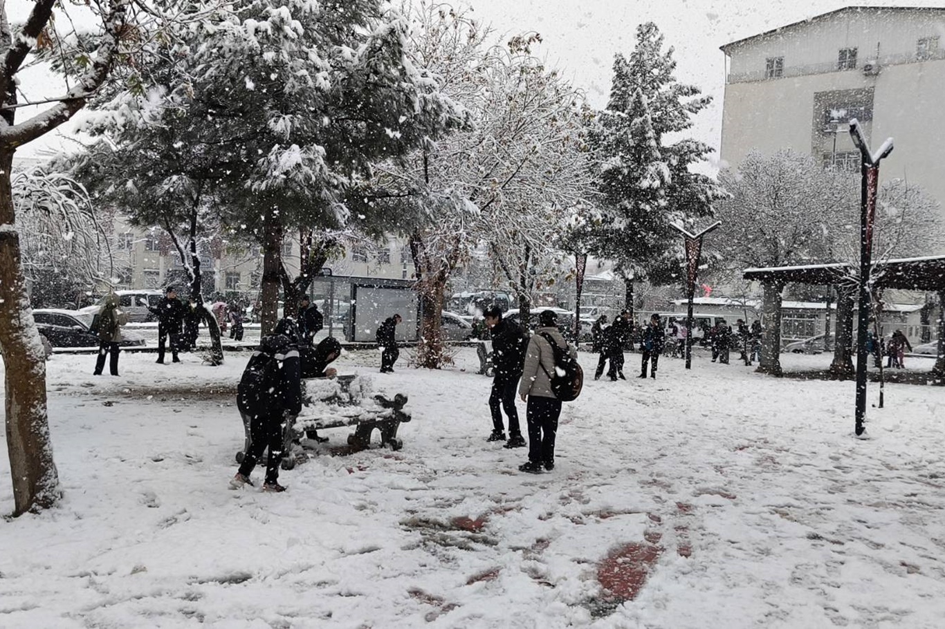 Batman’da okul çıkışında öğrencilerden kar sevinci