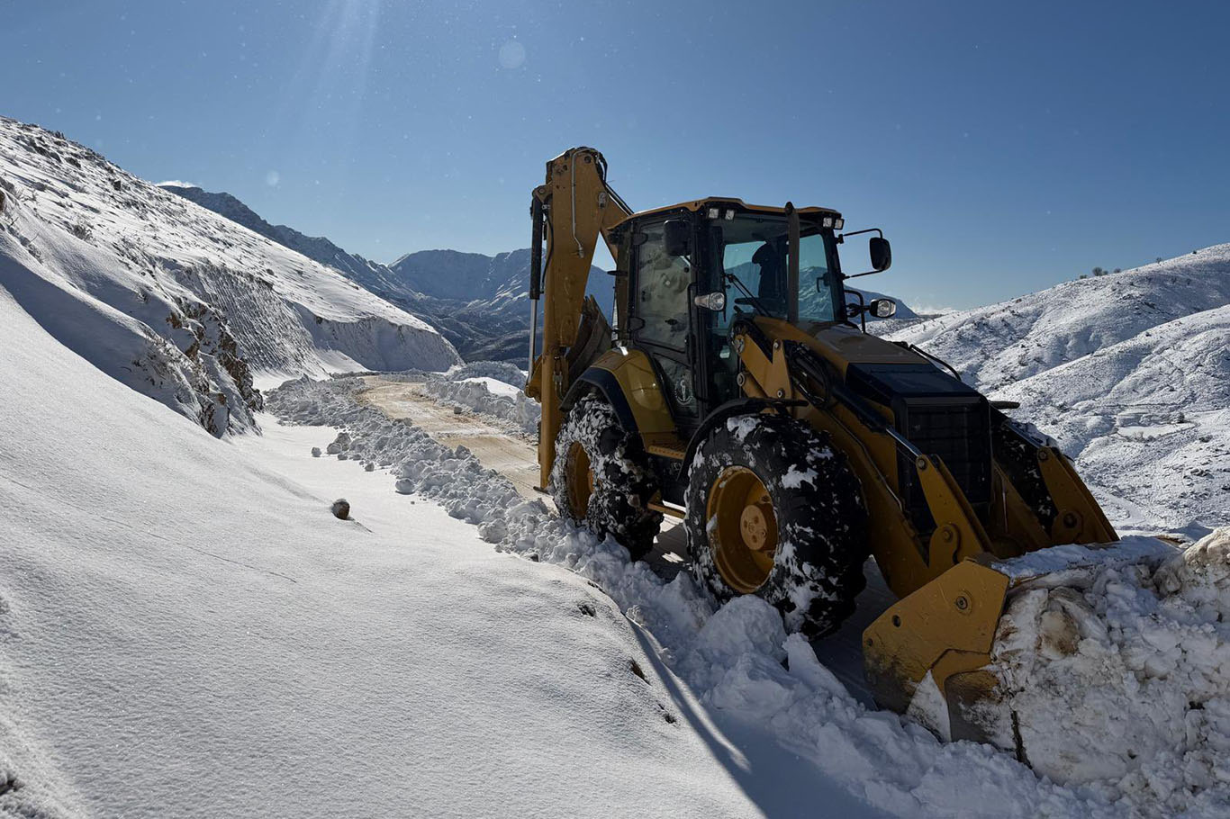 Batman'da kar nedeniyle 20'den fazla köy yolu kapandı