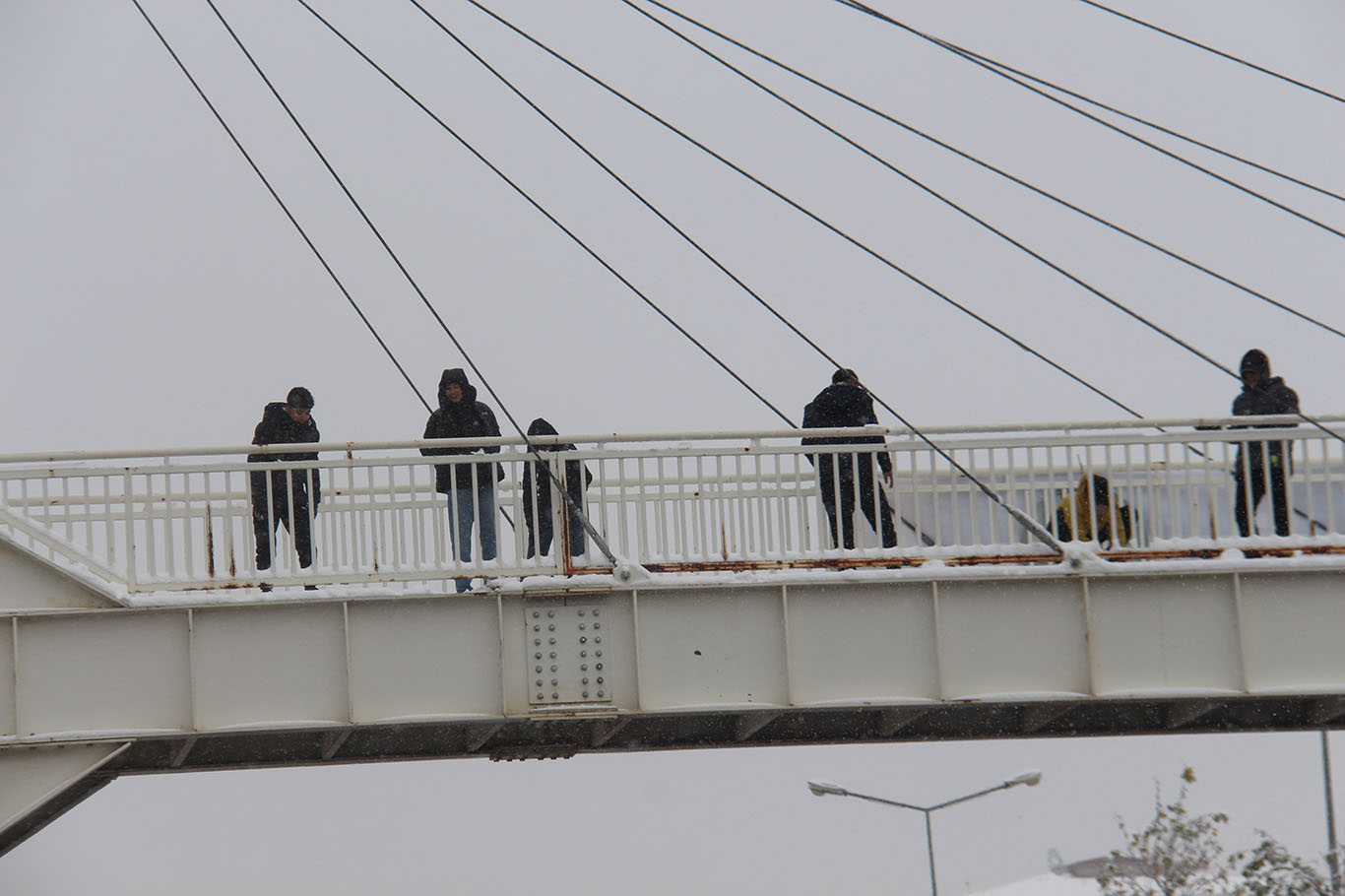 Diyarbakır’da tehlikeli kar oyunu: Sürücüler zor anlar yaşadı