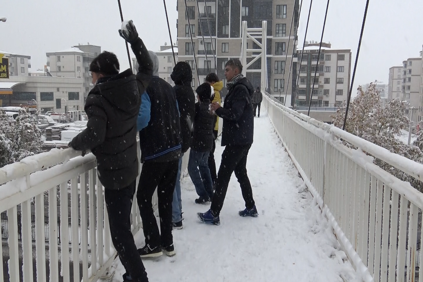 Diyarbakır’da tehlikeli kar oyunu: Sürücüler zor anlar yaşadı