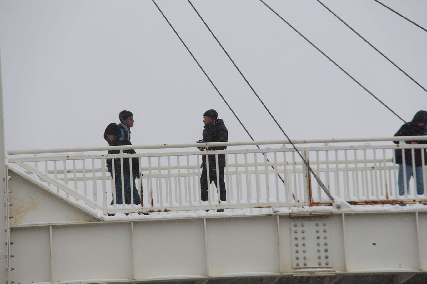 Diyarbakır’da tehlikeli kar oyunu: Sürücüler zor anlar yaşadı