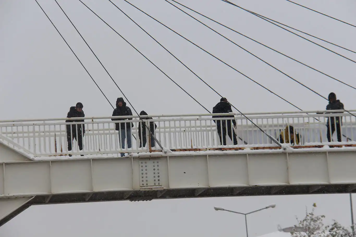 Diyarbakır’da tehlikeli kar oyunu: Sürücüler zor anlar yaşadı