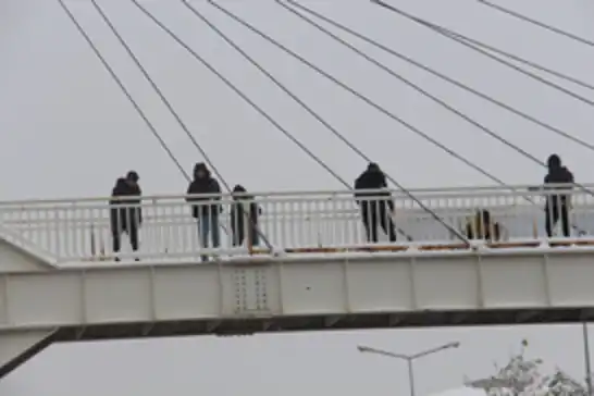 Diyarbakır’da tehlikeli kar oyunu: Sürücüler zor anlar yaşadı