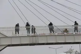 Diyarbakır’da tehlikeli kar oyunu: Sürücüler zor anlar yaşadı