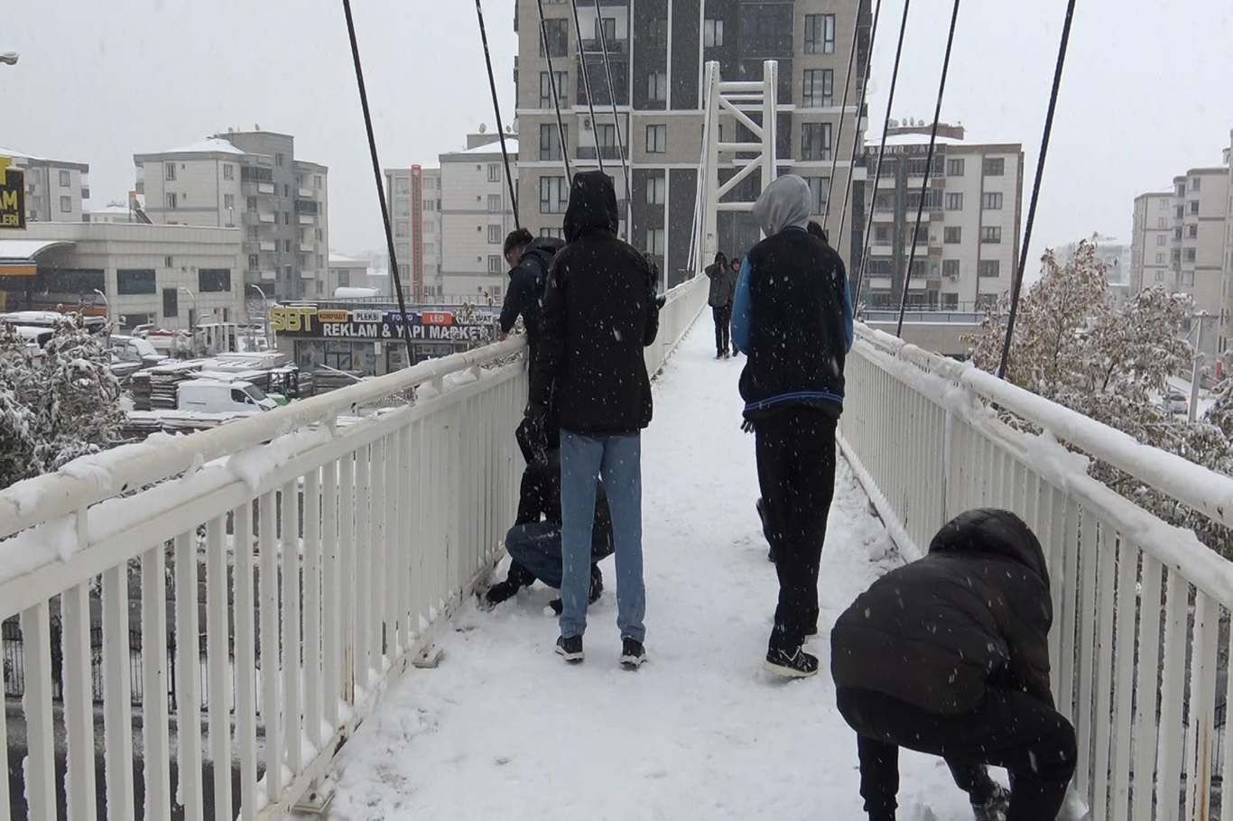 Diyarbakır’da tehlikeli kar oyunu: Sürücüler zor anlar yaşadı