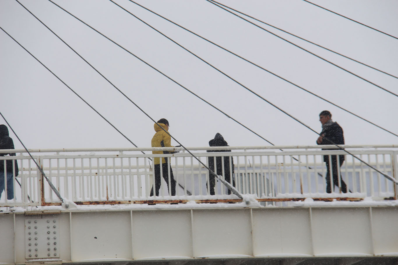 Diyarbakır’da tehlikeli kar oyunu: Sürücüler zor anlar yaşadı