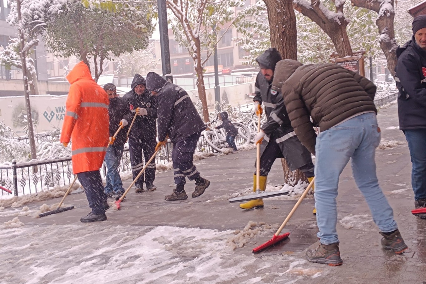  Siirt’te kar sevinci: Kent beyaza büründü, vatandaşlar sokaklara akın etti