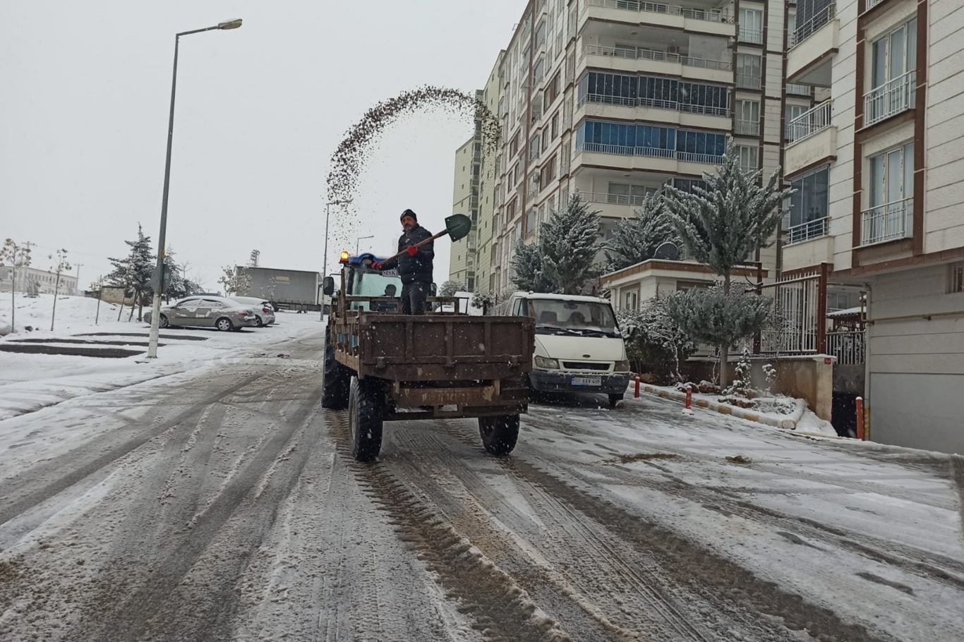  Siirt’te kar sevinci: Kent beyaza büründü, vatandaşlar sokaklara akın etti