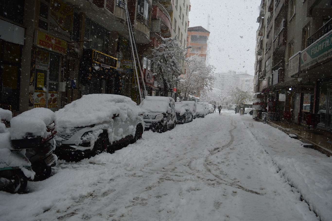 Siirt’te kar sevinci: Kent beyaza büründü, vatandaşlar sokaklara akın etti