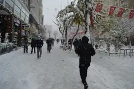  Siirt’te kar sevinci: Kent beyaza büründü, vatandaşlar sokaklara akın etti