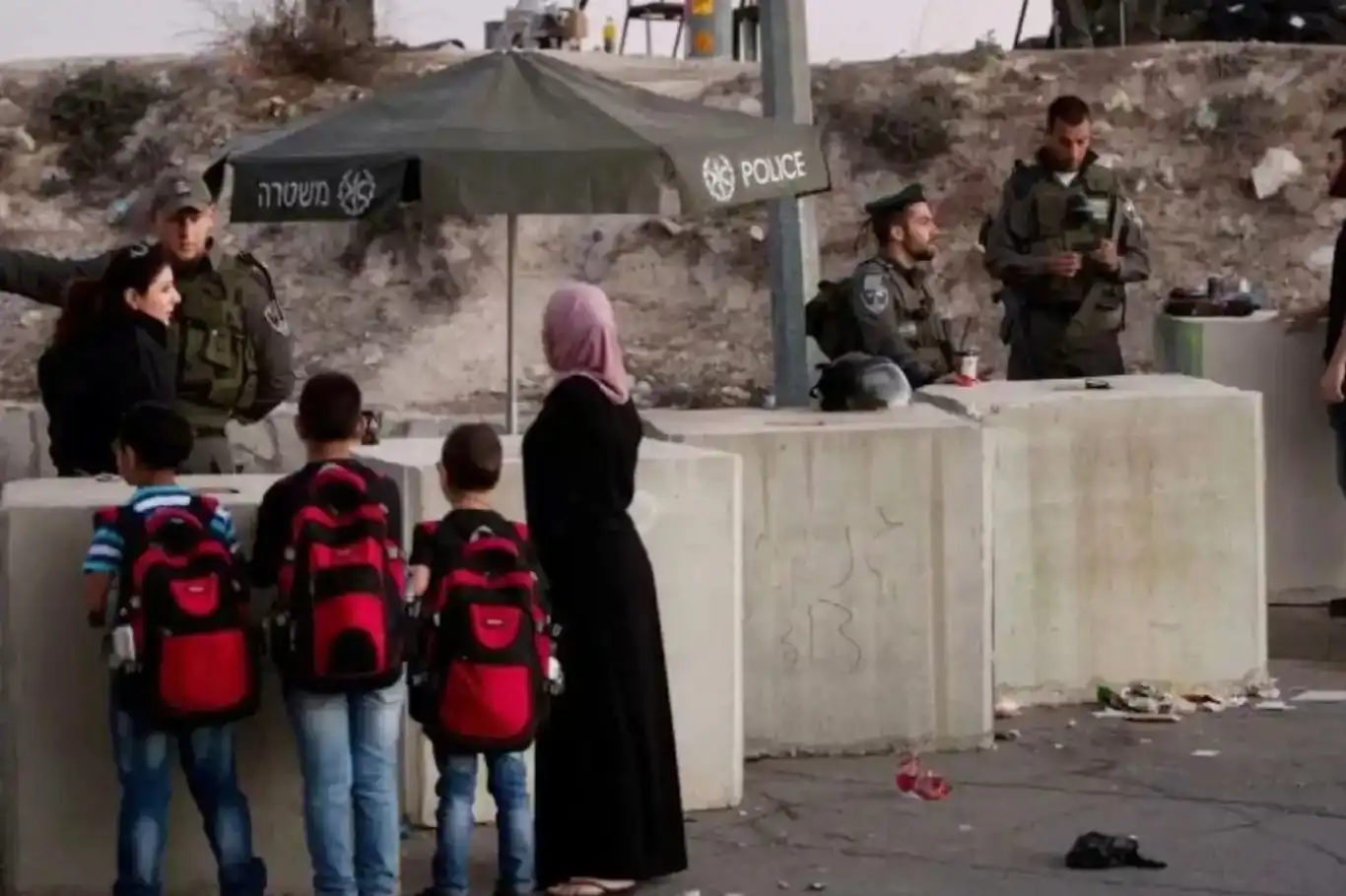 عصابات يهودية تغلق طريقًا في القدس وتمنع مرور الفلسطينيين