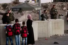 عصابات يهودية تغلق طريقًا في القدس وتمنع مرور الفلسطينيين