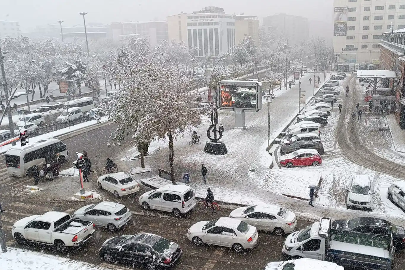 Batman'da kış lastiği olmayan araçlar trafiğe çıkamayacak
