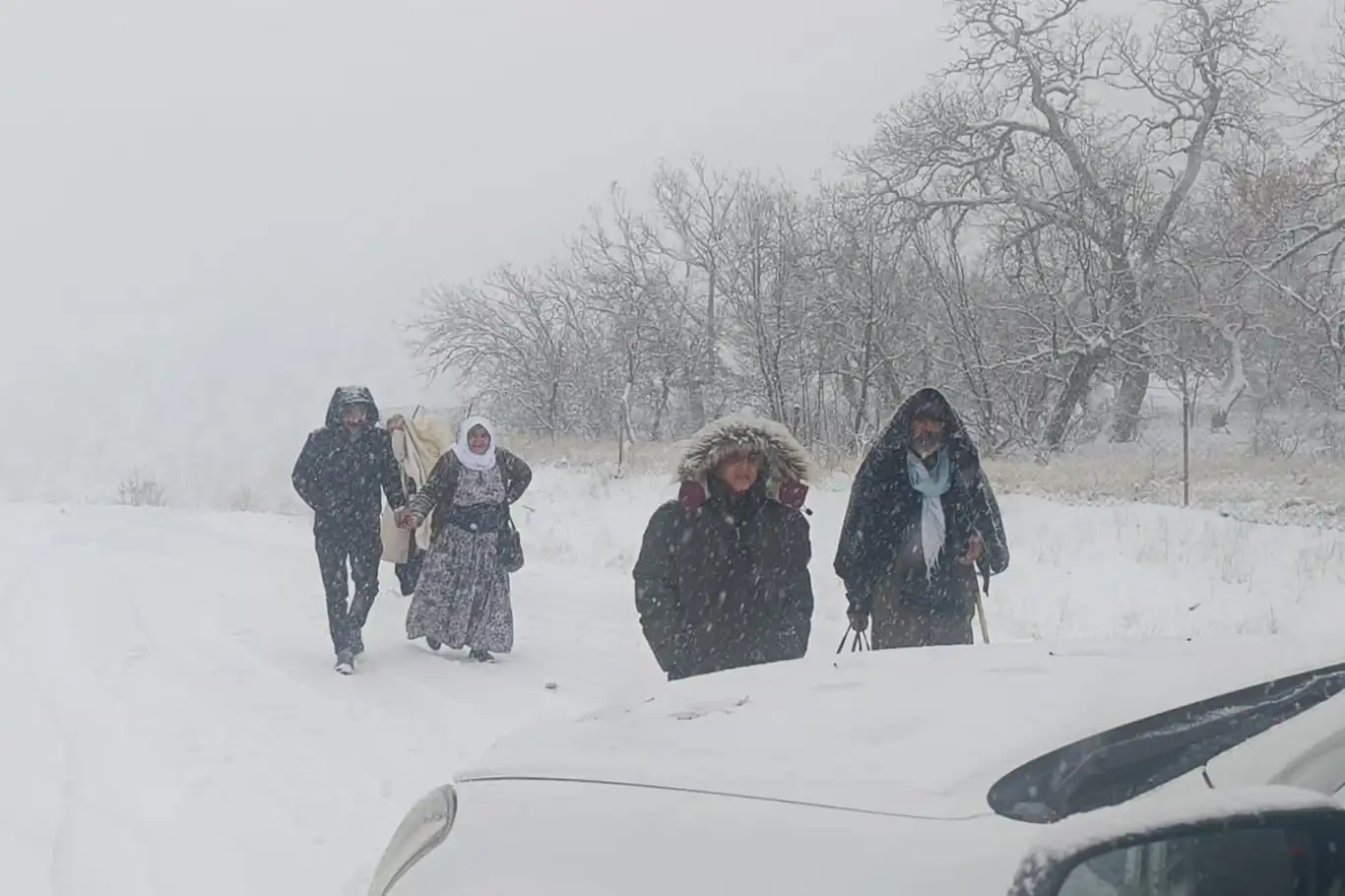 Siirt’te hasta vatandaş, ambulans ve mahsur kalan araçlar kurtarıldı