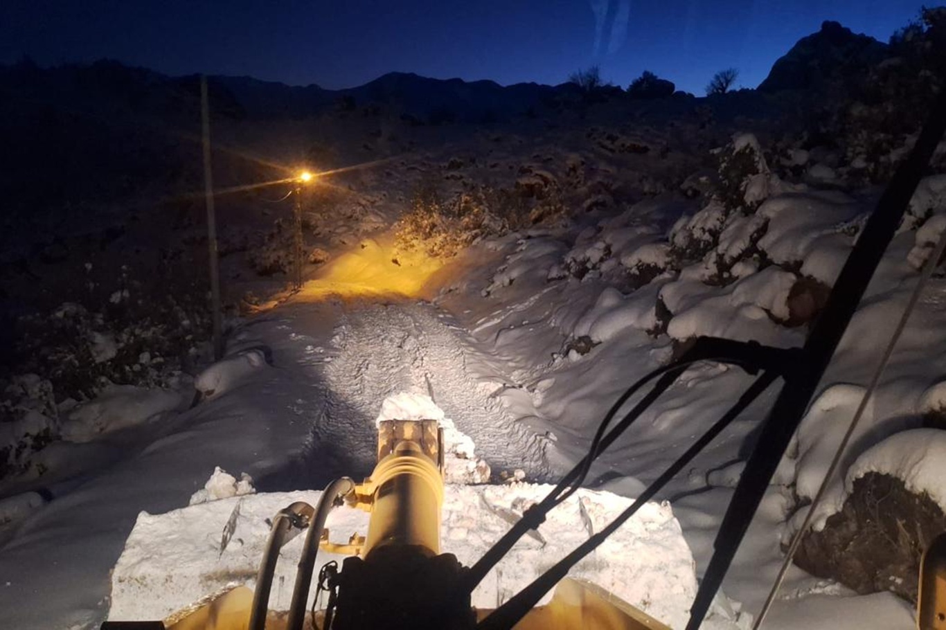 Siirt’te hasta vatandaş, ambulans ve mahsur kalan araçlar kurtarıldı