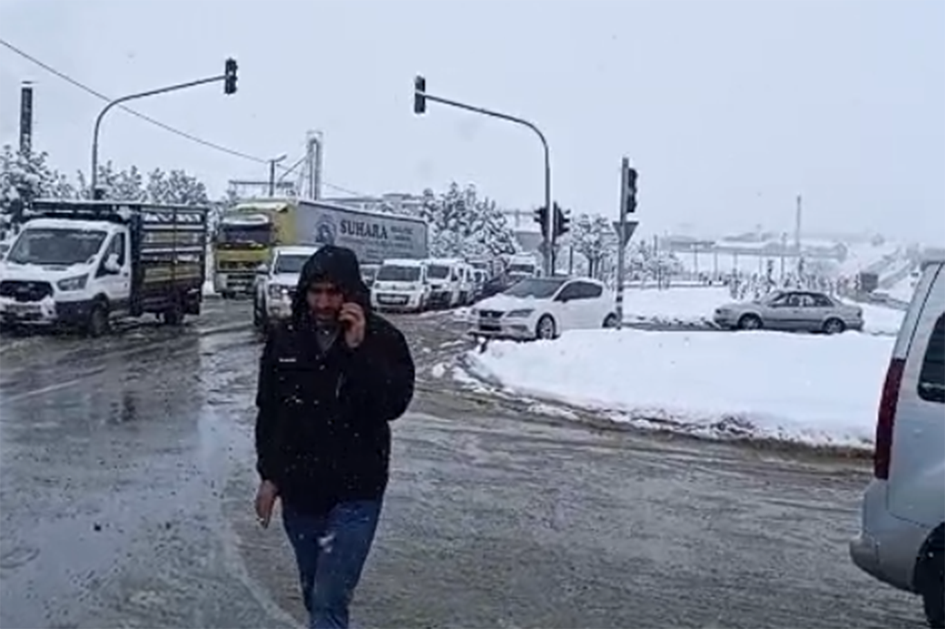 Batman Kıra Dağı'nda kar ve buzlanma nedeniyle trafik kapandı