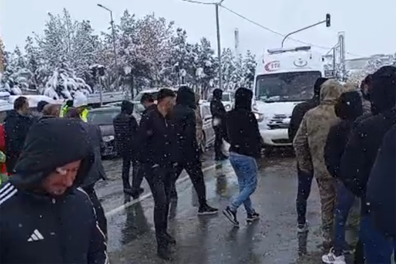 Batman Kıra Dağı'nda kar ve buzlanma nedeniyle trafik kapandı