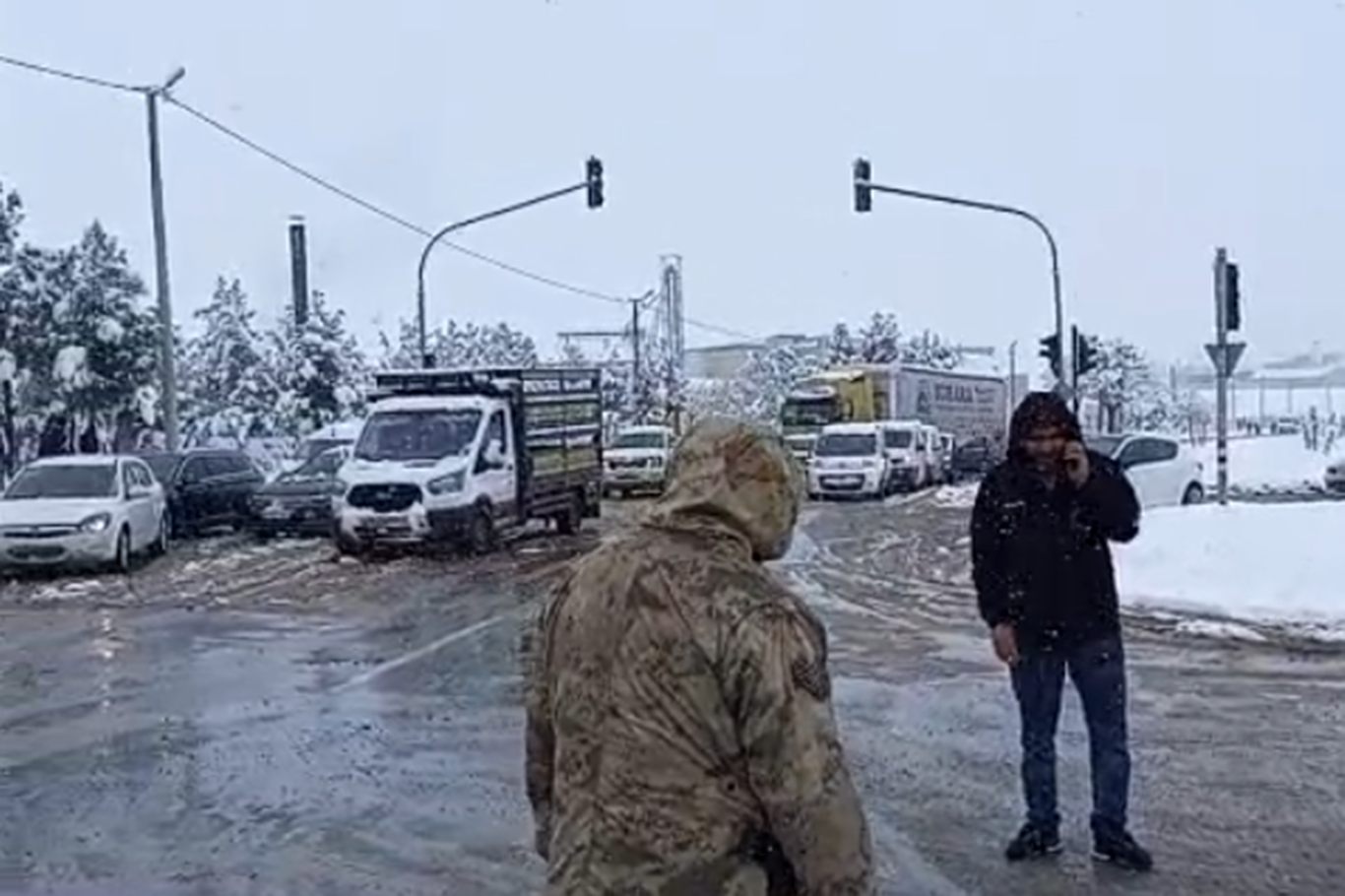 Batman Kıra Dağı'nda kar ve buzlanma nedeniyle trafik kapandı