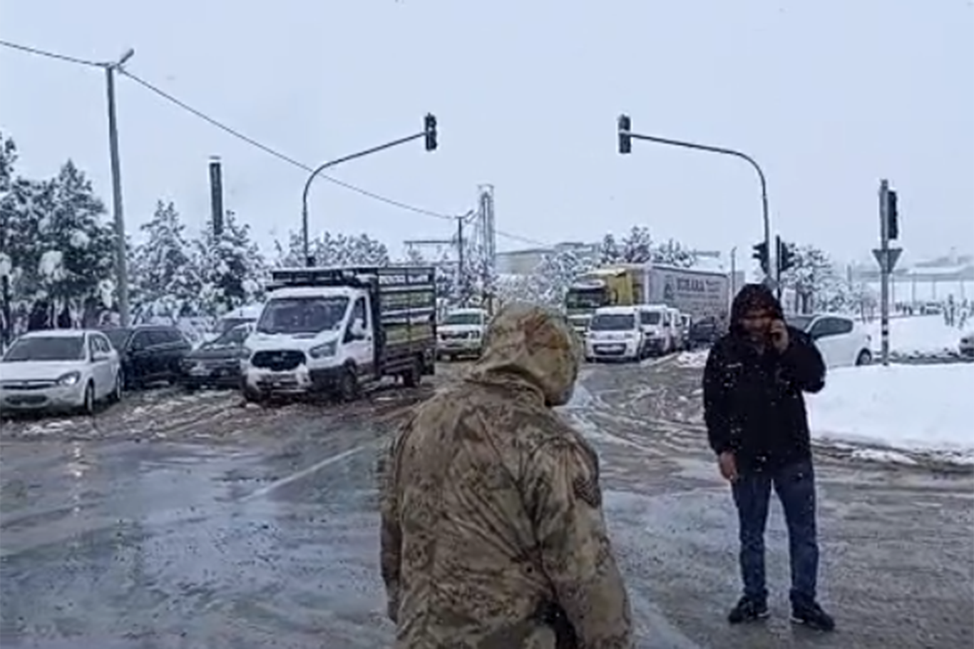 Batman Kıra Dağı'nda kar ve buzlanma nedeniyle trafik kapandı