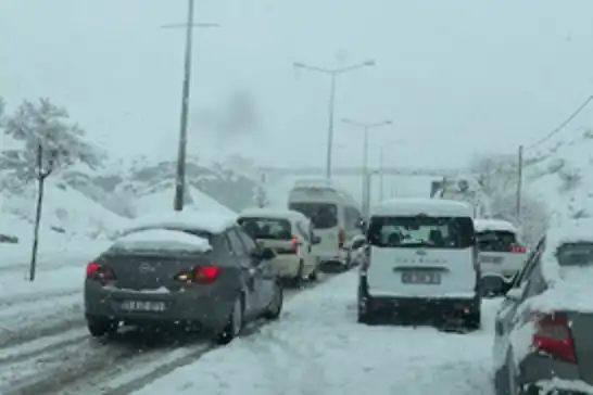 Gültekin’den Siirt’te karla mücadele tepkisi: Tek ana yol bile açılmadı