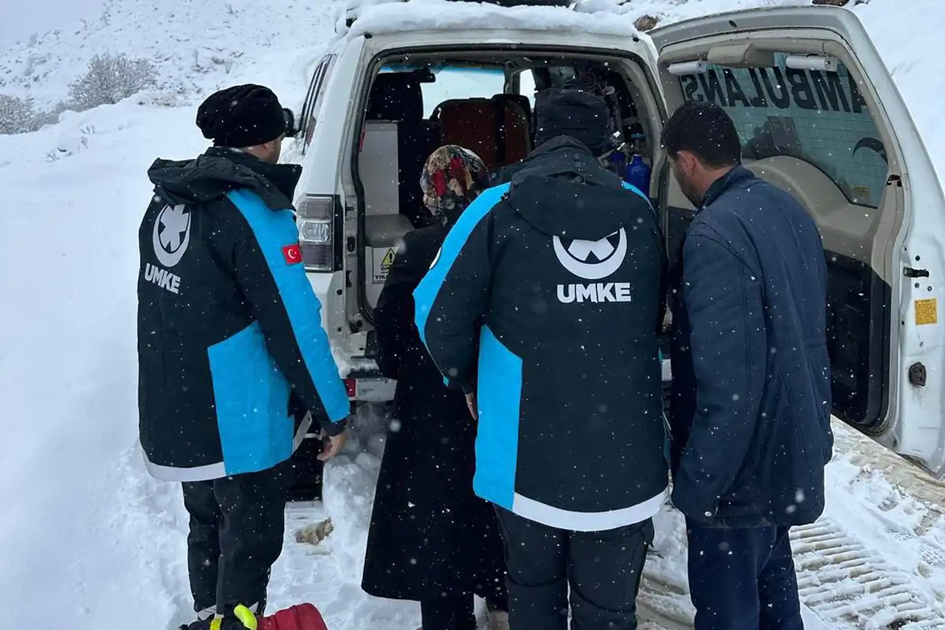 Yoğun kar yağışında UMKE’den hayat kurtaran müdahale