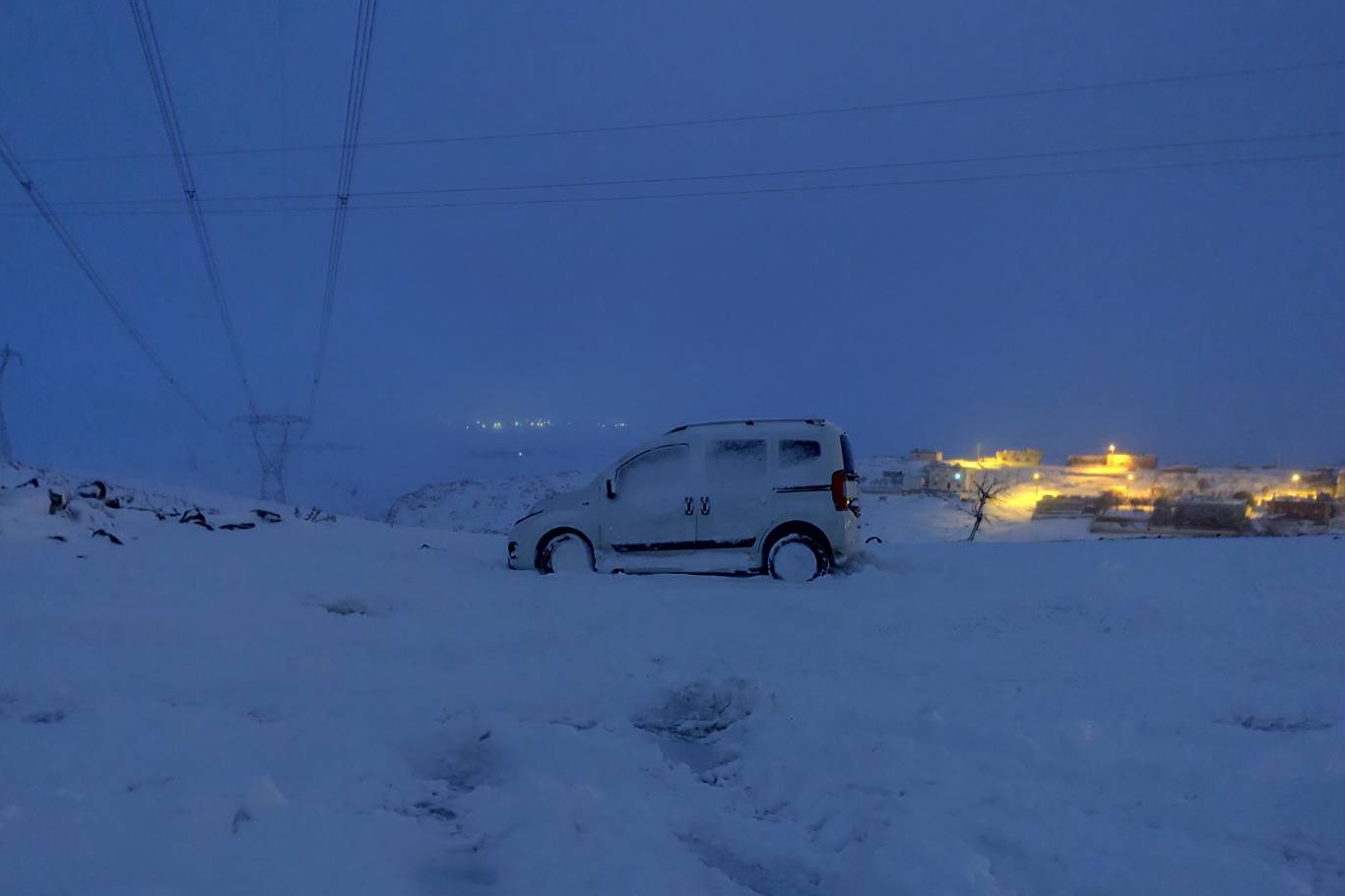Güçlükonak'ta kar yolları kapattı, sürücüler köylere sığındı