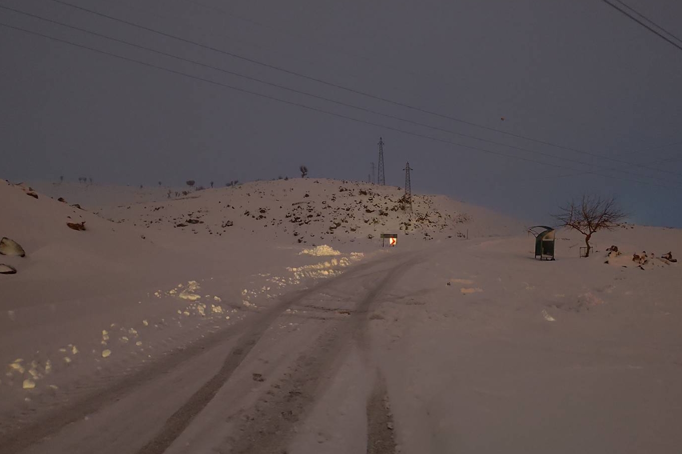 Güçlükonak'ta kar yolları kapattı, sürücüler köylere sığındı