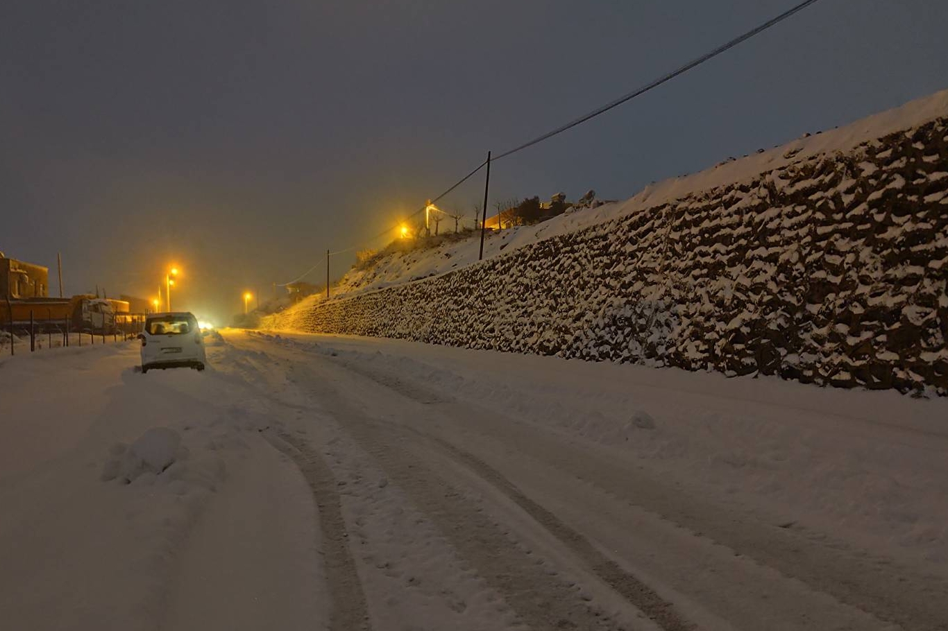 Güçlükonak'ta kar yolları kapattı, sürücüler köylere sığındı