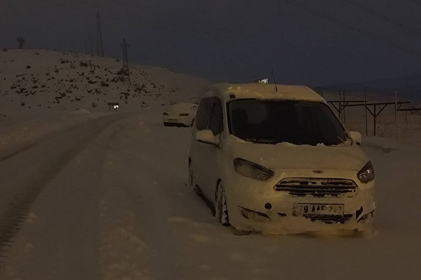 Güçlükonak'ta kar yolları kapattı, sürücüler köylere sığındı