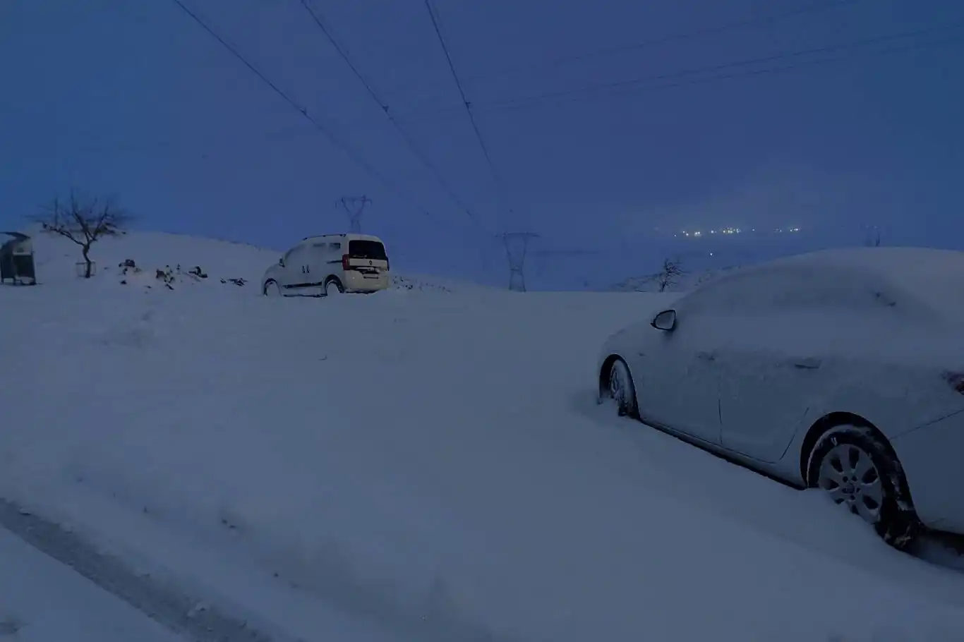 Güçlükonak'ta kar yolları kapattı, sürücüler köylere sığındı