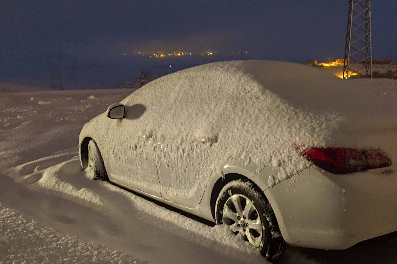 Güçlükonak'ta kar yolları kapattı, sürücüler köylere sığındı