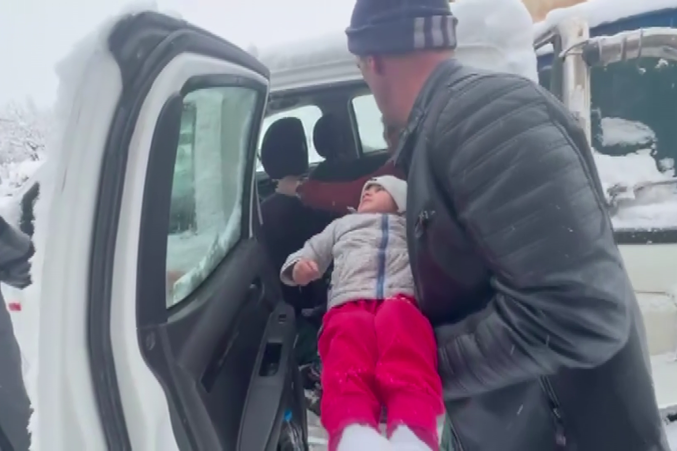  Kar altında zamanla yarış: 3 yaşındaki çocuk hastaneye ulaştırıldı