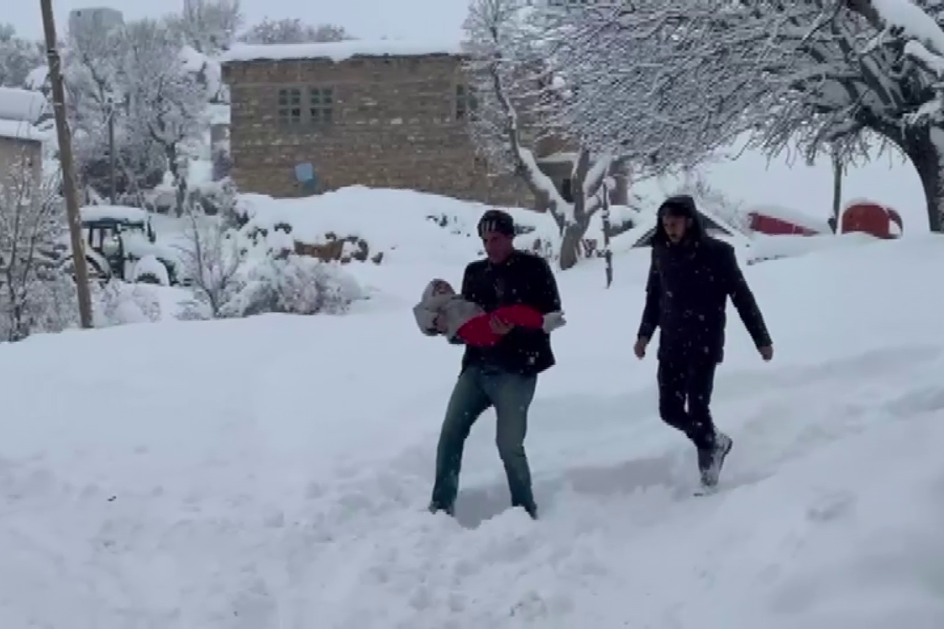  Kar altında zamanla yarış: 3 yaşındaki çocuk hastaneye ulaştırıldı