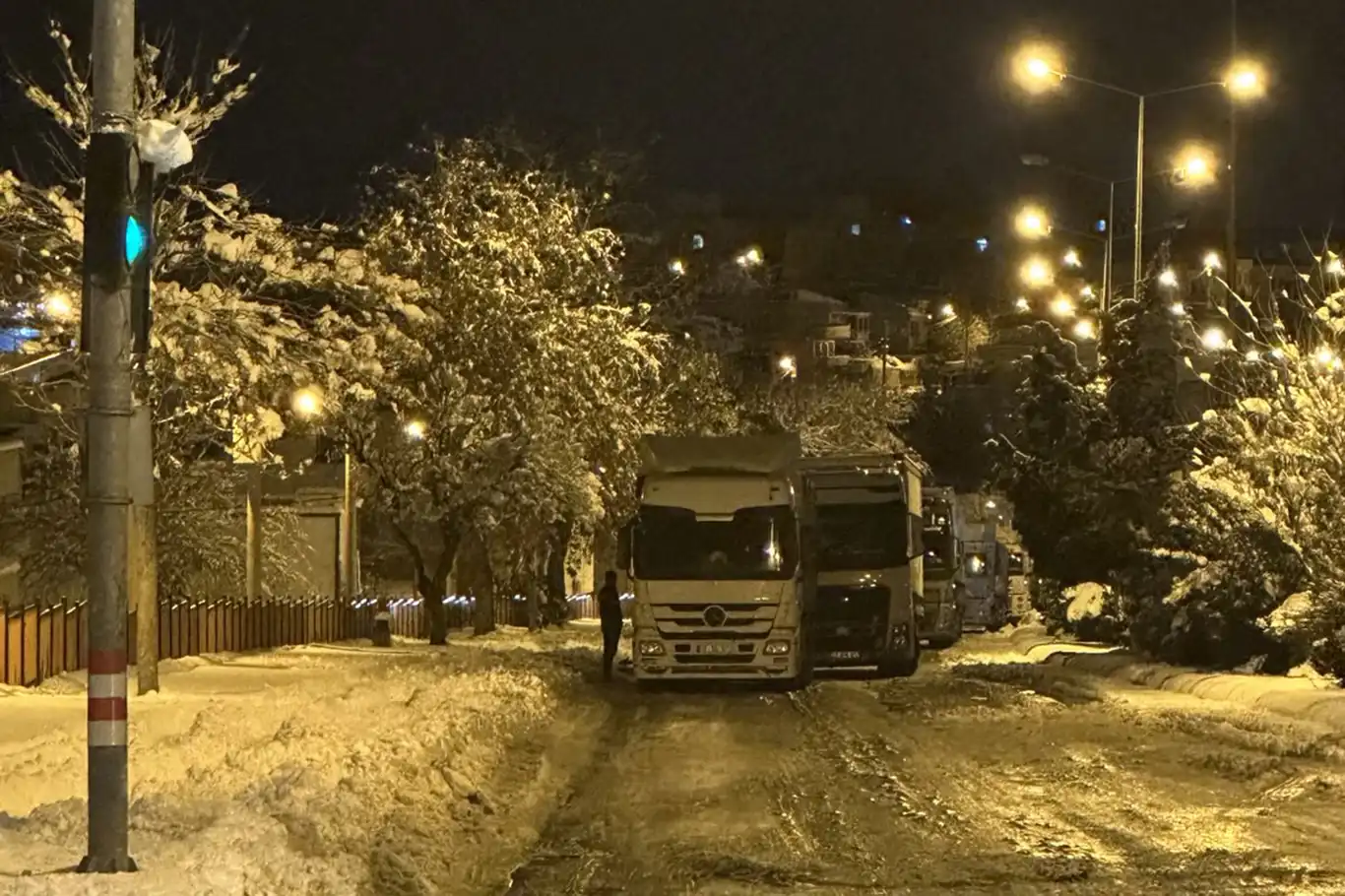 Diyarbakır'da buzlanma nedeniyle ağır tonajlı araçlar yolda kaldı