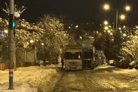 Diyarbakır'da buzlanma nedeniyle ağır tonajlı araçlar yolda kaldı