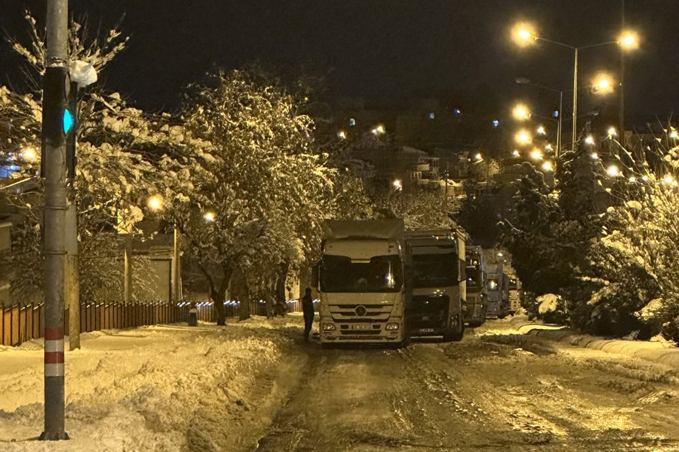 Diyarbakır'da buzlanma nedeniyle ağır tonajlı araçlar yolda kaldı