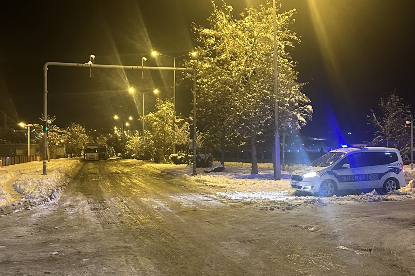 Diyarbakır'da buzlanma nedeniyle ağır tonajlı araçlar yolda kaldı
