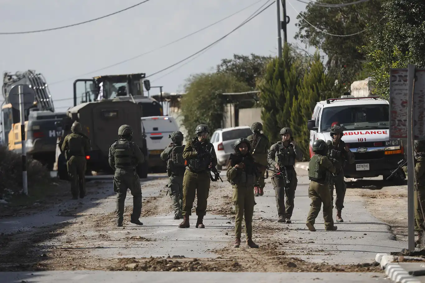 İşgalciler Ramallah'taki kuşatmayı sürdürüyor, Nablus'taki kasabaları helikopterlerle bombalıyor