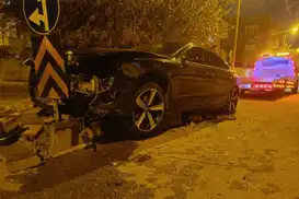 Batman’da otomobil refüje çarptı: 1 Yaralı