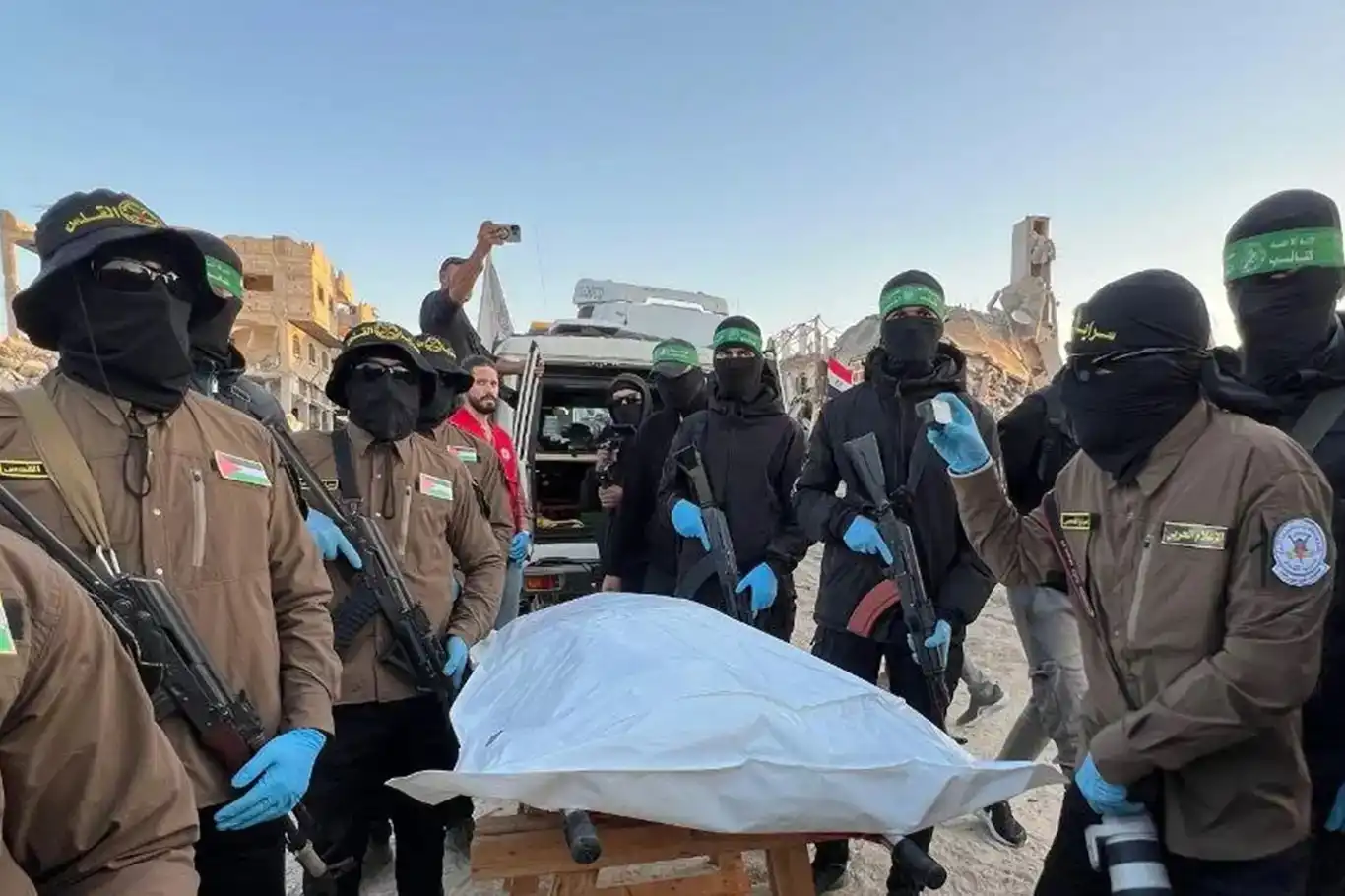 المقاومة في غزة تسلّم جثة أسير صهيوني للصليب الأحمر