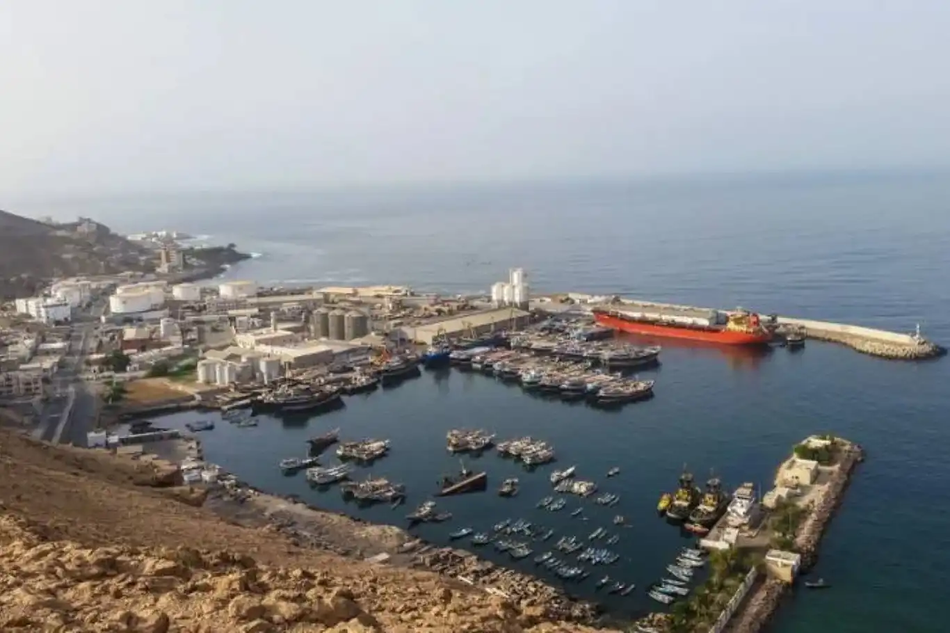 Suudi rejimi, BAE'nin Yemen'e silah sevkiyatını Mukalla Limanı'nda vurdu