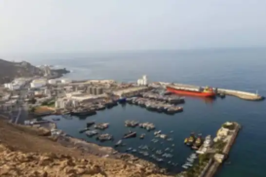 Suudi rejimi, BAE'nin Yemen'e silah sevkiyatını Mukalla Limanı'nda vurdu