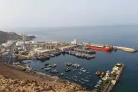 Suudi rejimi, BAE'nin Yemen'e silah sevkiyatını Mukalla Limanı'nda vurdu