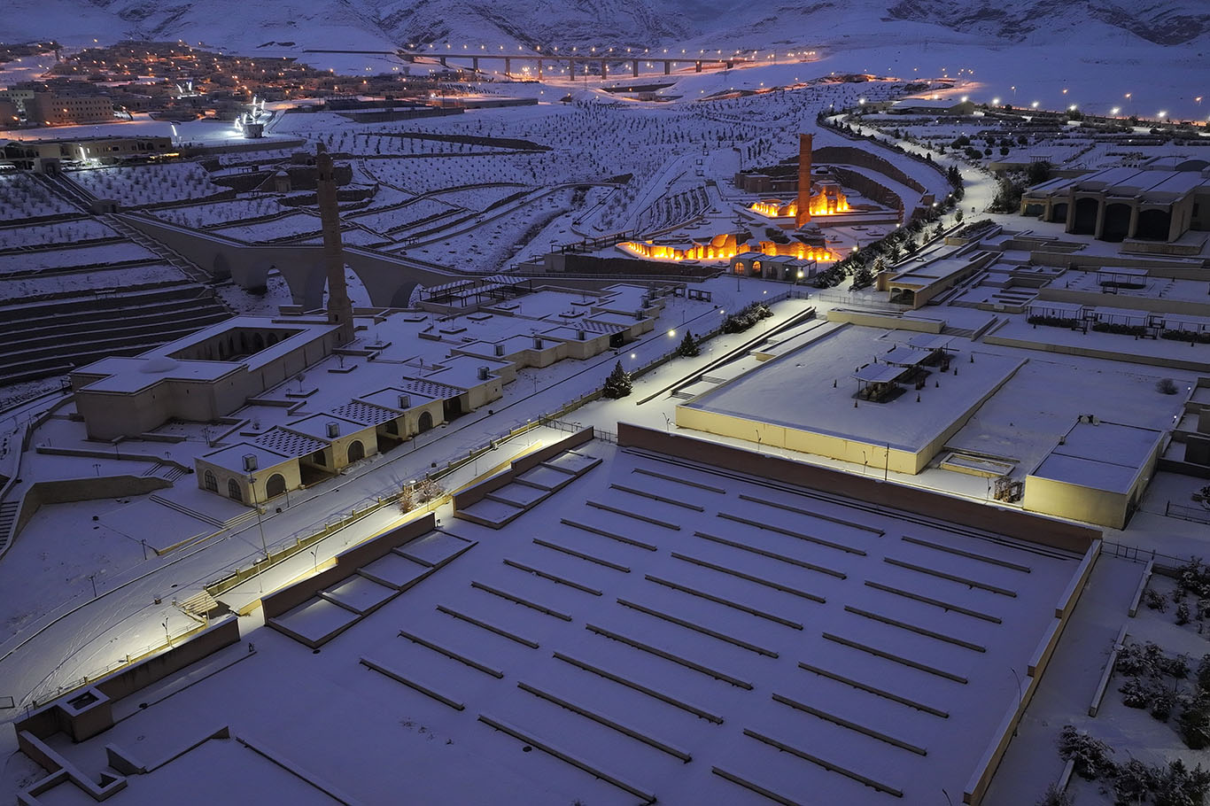 Batman'ın tarihi ilçesi Hasankeyf, yoğun kar yağışının ardından ortaya çıkan doğal 