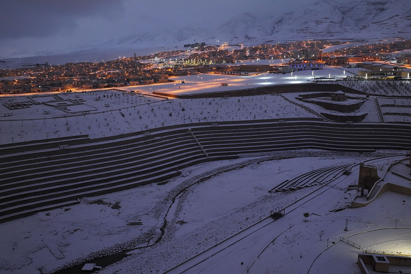 Batman'ın tarihi ilçesi Hasankeyf, yoğun kar yağışının ardından ortaya çıkan doğal 