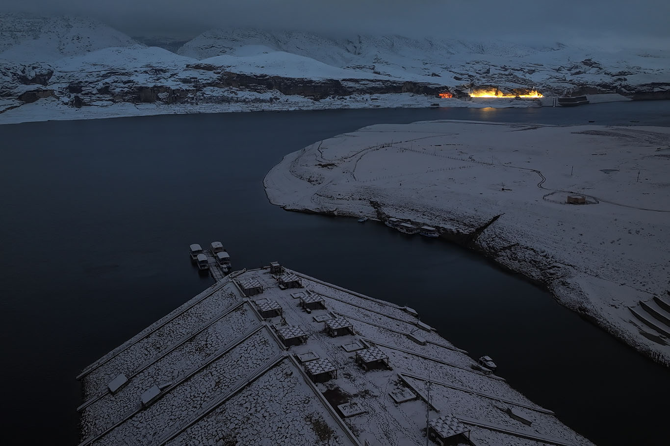 Batman'ın tarihi ilçesi Hasankeyf, yoğun kar yağışının ardından ortaya çıkan doğal 
