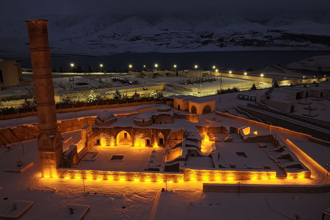 Batman'ın tarihi ilçesi Hasankeyf, yoğun kar yağışının ardından ortaya çıkan doğal 