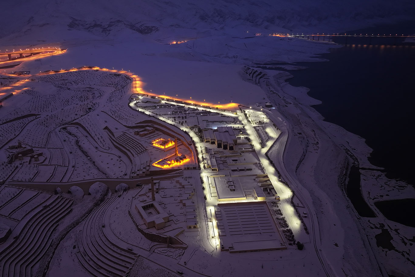 Batman'ın tarihi ilçesi Hasankeyf, yoğun kar yağışının ardından ortaya çıkan doğal 