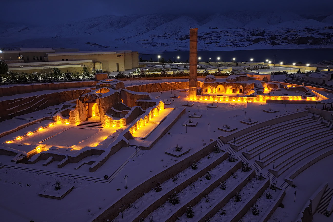 Batman'ın tarihi ilçesi Hasankeyf, yoğun kar yağışının ardından ortaya çıkan doğal 