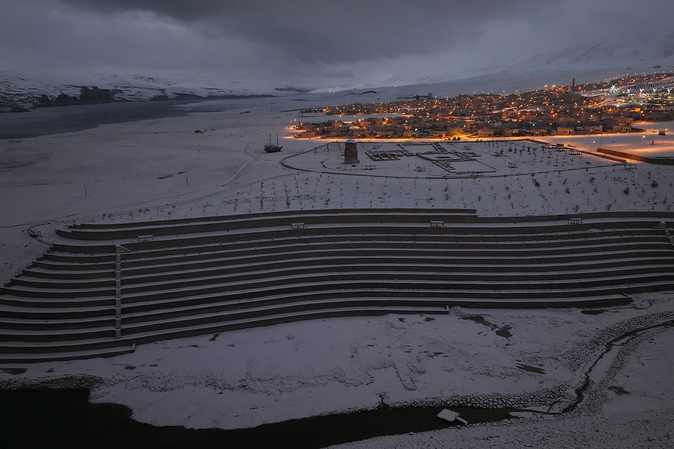 Batman'ın tarihi ilçesi Hasankeyf, yoğun kar yağışının ardından ortaya çıkan doğal 